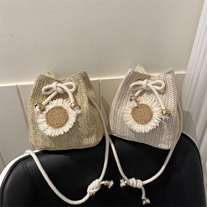 Sac seau tissé en paille avec marguerite et cordon de serrage en kaki et blanc