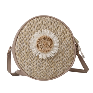Sac à bandoulière rond en paille tissée avec marguerite blanche et sangle en cuir