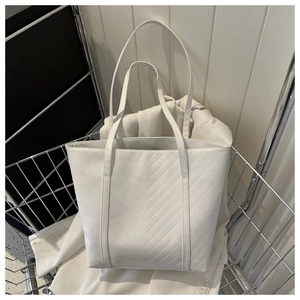 Dettaglio della borsa tote in pelle PU bianca con motivo trapuntato a V e lunghi spallacci