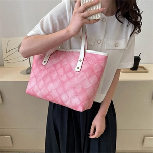 Sac fourre-tout à carreaux roses avec anses blanches porté par un mannequin