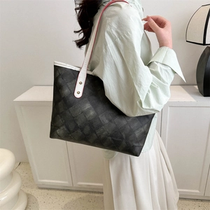 Sac fourre-tout noir à motif damier avec bretelles en cuir contrastées et grande capacité