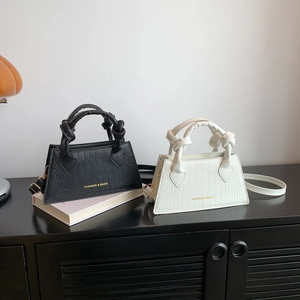 Sac à main trapèze minimaliste en similicuir crocodile de couleur noir et blanc