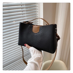 Elegante Handtasche in Schwarz und Karamell mit Kroko-Prägung und Leder-Schultergurt