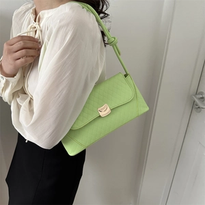 Sac baguette vert matelassé pour femme avec fermoir doré et bandoulière à nœuds