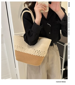 Détail du sac cabas bicolore tissé main avec motifs ondulés et bandoulière longue