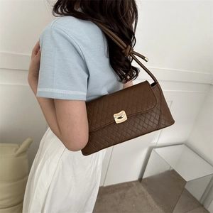 Sac à bandoulière matelassé marron foncé avec boucle dorée et détail de sangle nouée