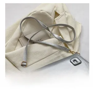 Détail du sac bandoulière argenté plissé avec texture métallique et boucle dorée