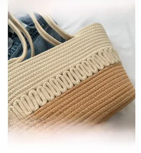 Détail du sac à bandoulière en coton tissé beige et marron aux motifs ajourés