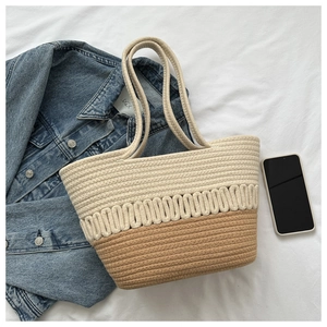 Détail du sac cabas tissé ajouré avec motifs au crochet bicolores et ses bandoulières