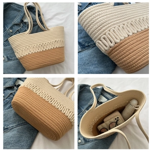 Détail montrant la texture tissée bicolore et la capacité du grand sac de plage