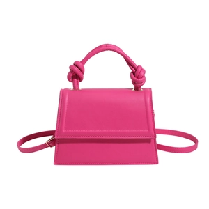 Mini sac bandoulière fuchsia minimaliste avec poignée torsadée et texture de cuir