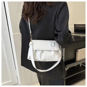 Détail du sac à bandoulière en similicuir plissé blanc avec boucle carrée et dorures