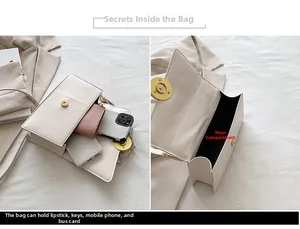 Vue intérieure du sac à bandoulière blanc cassé montrant la capacité du compartiment
