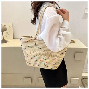 Détail du sac bandoulière en coton tissé main avec pois arc-en-ciel et texture tressée