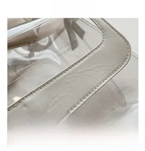 Détail macro des coutures de haute qualité sur le sac en PVC transparent et similicuir