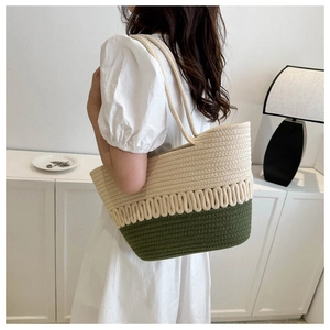 Détail du sac cabas en coton tissé main avec motif de vagues vertes pour l'été