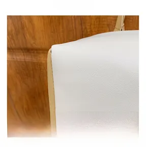 Gros plan sur la texture grainée et les coutures de précision du sac fourre-tout