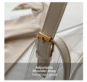 Détail de la bandoulière réglable crème avec boucle dorée sur un sac en PVC transparent