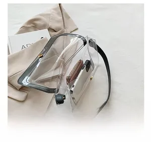 Vue détaillée du sac à bandoulière transparent en PVC montrant sa capacité de rangement