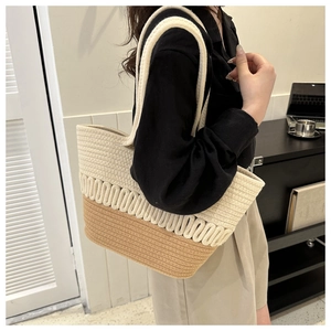 Détail d'un sac à bandoulière tissé ajouré montrant la texture en coton et motifs ondulés
