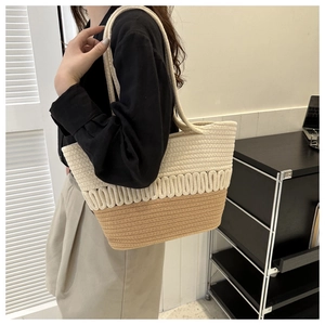 Détail du sac tissé à la main montrant le design d'épissage tricolore et la texture ondulée