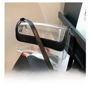 Détail du sac bandoulière transparent en PVC avec bordures et rabat en similicuir noir