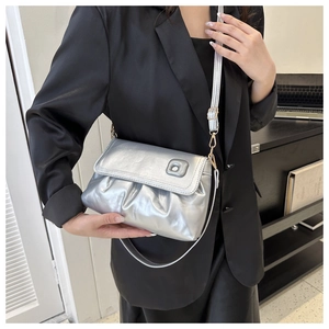 Détail du sac bandoulière argenté plissé avec finition métallique et boucles dorées