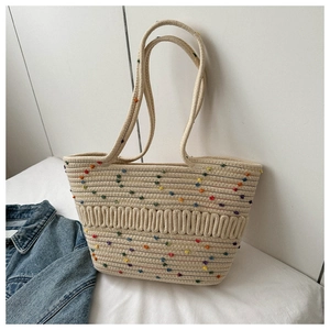 Détail du sac de plage en coton tissé ajouré avec pois colorés et motifs circulaires