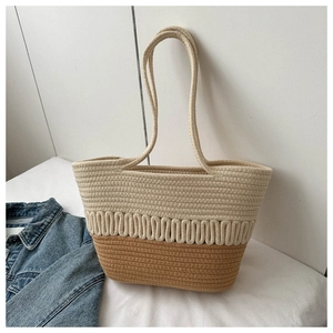 Vue détaillée d'un sac cabas bicolore en coton tressé avec texture ondulée et bandoulière