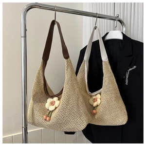 Détail du sac cabas en paille tressée avec fleurs 3D et breloques cerises mignonnes