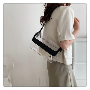 Vue détaillée du sac à bandoulière en PVC transparent avec bordure noire et capacité
