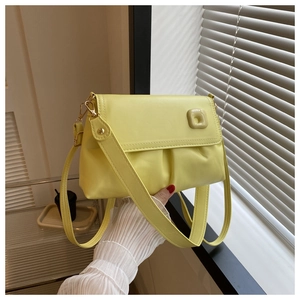 Détail du sac à bandoulière plissé jaune avec boucle carrée et cuir PU mat élégant
