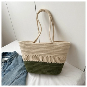 Détail d'un sac de plage en crochet de coton ajouré avec tissage bicolore et texture