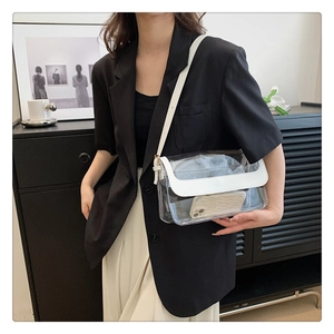 Détail du sac bandoulière transparent en PVC montrant la capacité pour un smartphone