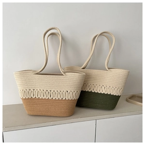 Détail de sacs à bandoulière tissés bicolores avec motif à vagues et poignées en coton