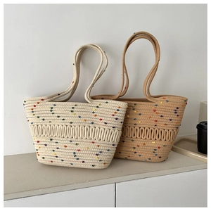 Détail de sacs cabas en coton tissé avec pois colorés et texture ondulée en relief
