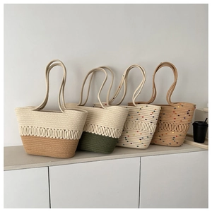 Vue détaillée de quatre sacs fourre-tout en coton tissé avec des textures circulaires