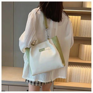 Grand sac cabas à la mode avec blocs de couleurs vert et blanc et bandoulière chaîne