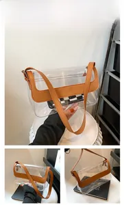 Détail du sac à bandoulière en PVC transparent avec bordure marron et doublure damier