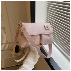 Détail du sac bandoulière plissé rose clair avec boucle carrée et large bandoulière