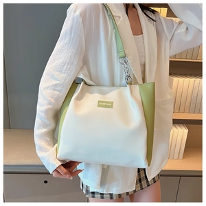 Détail du sac cabas bicolore vert et blanc avec chaîne en métal et bandoulière