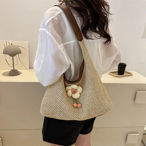 Sac fourre-tout tissé en paille beige avec anses en cuir marron et pendentif fleuri