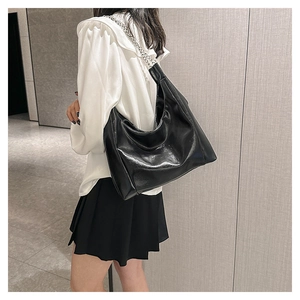 Détail du sac cabas noir brillant en cuir PU avec bandoulière chaîne argentée et souple