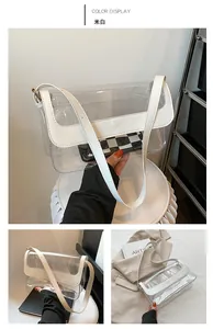 Vues détaillées du sac à bandoulière en PVC blanc crème avec pochette intérieure à carreaux