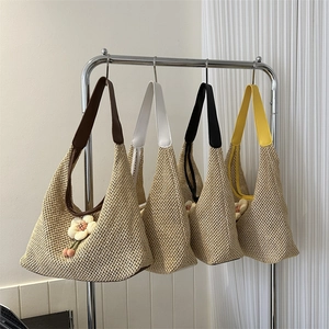 Sacs hobo en paille tressée avec breloques fleurs en peluche et quatre coloris