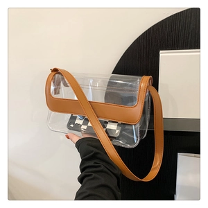 Vue détaillée d'un sac bandoulière transparent en PVC avec bordures en cuir marron