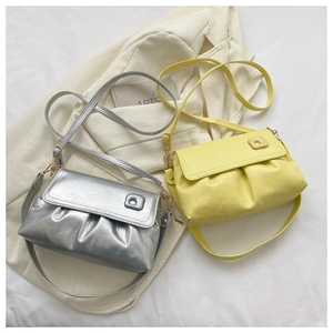 Détails des sacs bandoulière plissés argent et jaune avec boucles métalliques carrées
