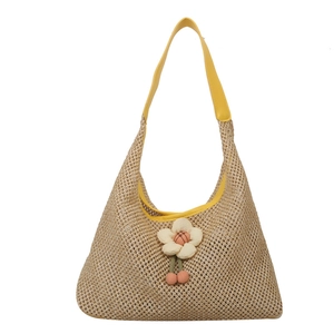 Sac fourre-tout en paille d'été avec anses en cuir jaune et pendentif fleur cerise