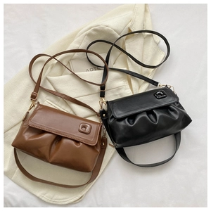 Détail de sacs bandoulière plissés style nuage en cuir de qualité marron et noir