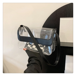 Détail d'un sac bandoulière transparent en PVC avec bordure en cuir noir et téléphone